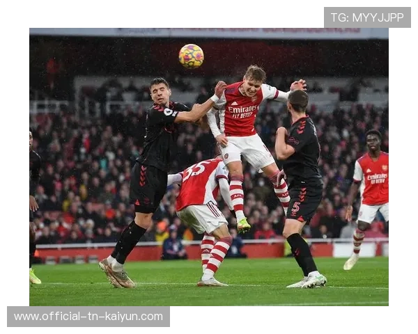 欧冠惨案发生！英超豪强杀疯了，怒轰4球，超级后卫长途奔袭破门