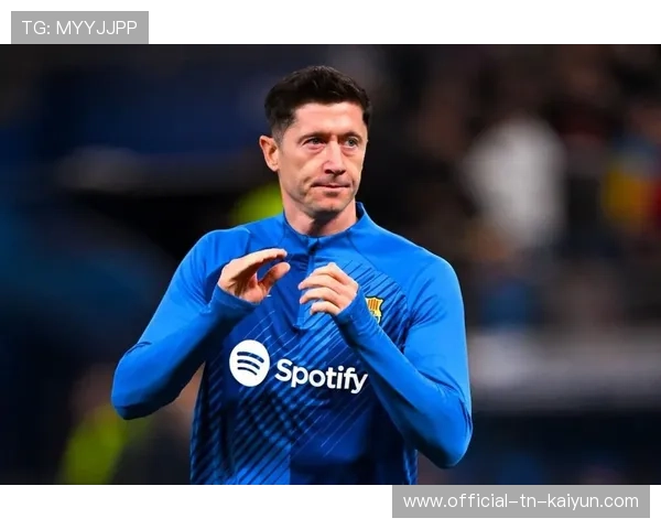 莱万与队友联手却续约疑云不断：巨星风波背后的真相与未来